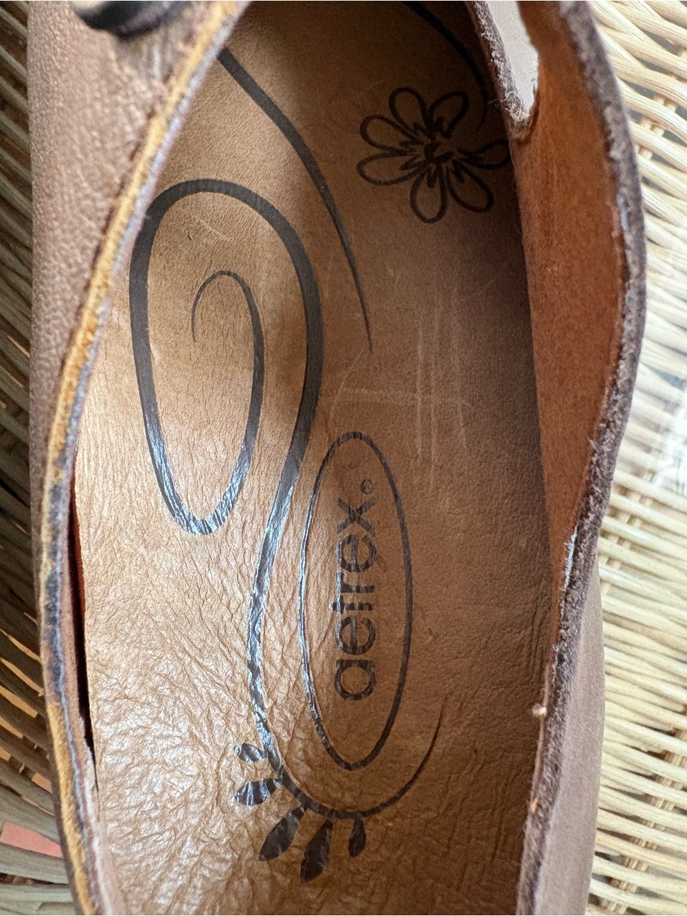 NWOT Aetrex Taupe Leather Low Heel Mary Jane’s Size 7 Artsy and Unique - Picture 10 of 11